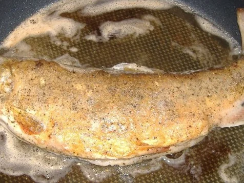 Kartoffel-Vogerl-Salat mit gebratenem Saibling - Rezept - Bild Nr. 4