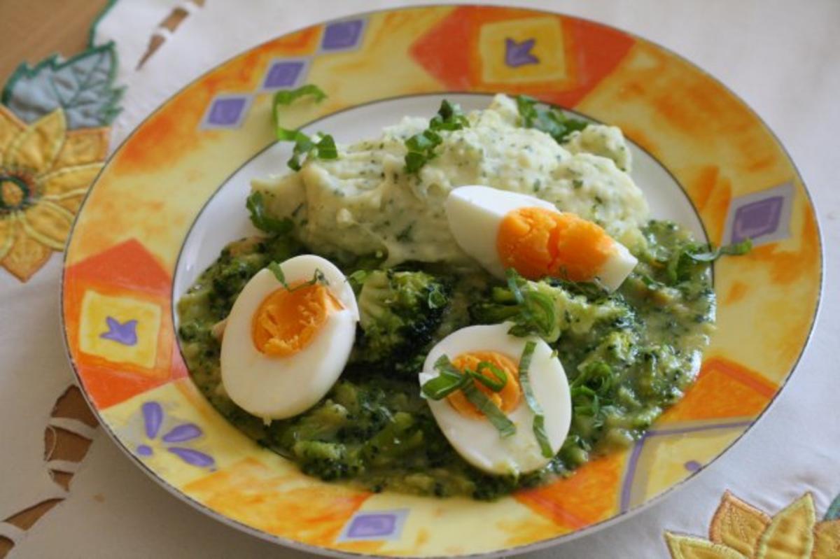 Eier mit Broccoli-Speck-Soße - Rezept