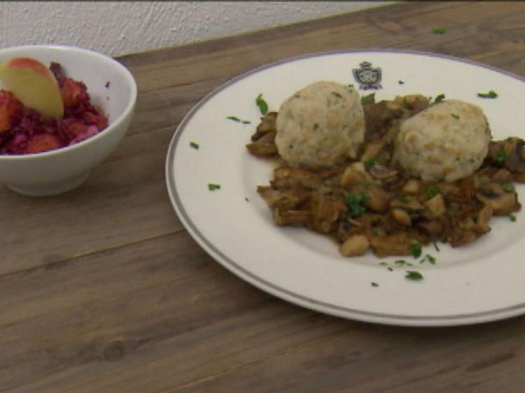 Semmelknödel mit Pilzragout und Rotkohlsalat mit Orangen (Jörn Kamphuis ...