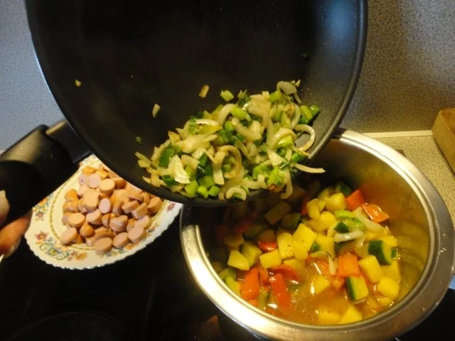 Rezept: Bunter Würstel Gemüse Topf Bild Nr. 9 Bunter Würstel Gemüse Topf - Rezept - Bild Nr. 9