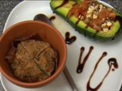 Rezept: Gefüllte Avocado an Brot im Tontopf (Katrin Holtwick, Ilka Semmler) Gefüllte Avocado an Brot im Tontopf (Katrin Holtwick, Ilka Semmler) - Rezept