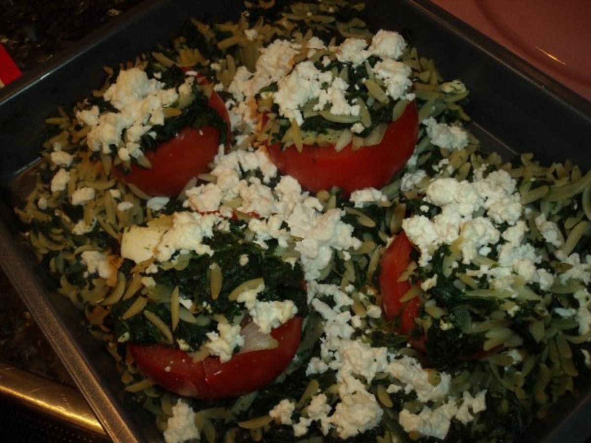 Tomaten mit Kritharaki-Spinatfüllung - Rezept - kochbar.de