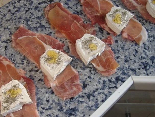 Lomo de iberico gefüllt mit Serrano und Ziegenkäse auf Pflücksalat - Rezept - Bild Nr. 3