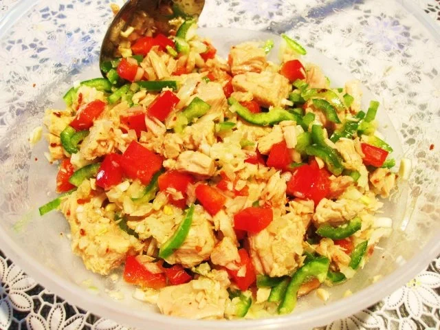 Rezept: Salat mit Paprika und Thunfisch ... Bild Nr. 4 Salat mit Paprika und Thunfisch ... - Rezept - Bild Nr. 4