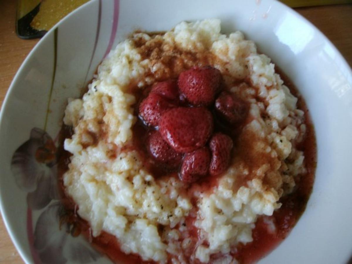 Milchreis mit Zucker und Zimt und süßen Früchten - Rezept - kochbar.de