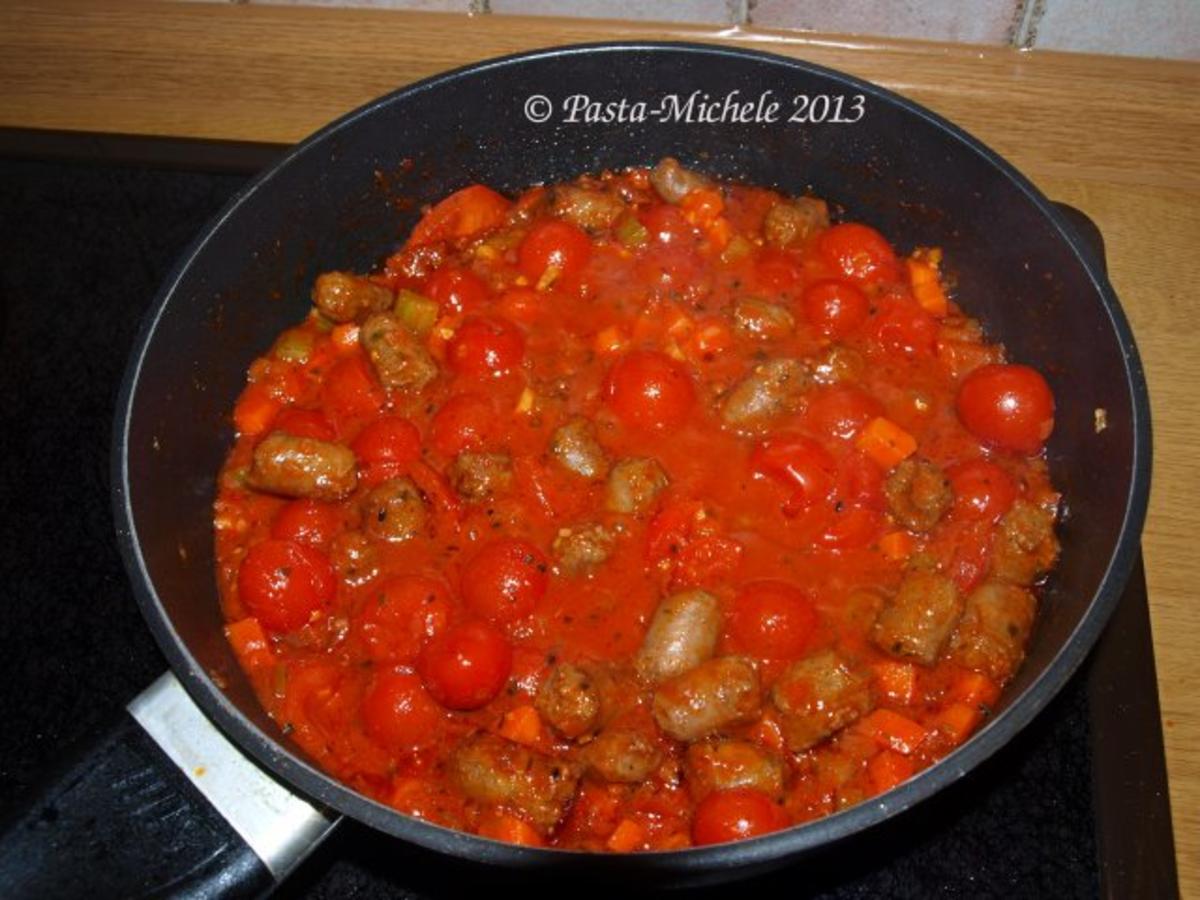 Merguez mit Harissa-Tomaten-Sauce und Pasta - Rezept - Bild Nr. 3