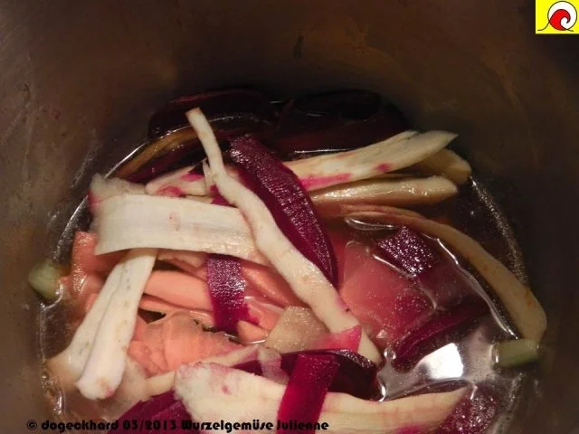 Rezept: Blåmuslinger (Miesmuscheln) fra Limfjorden på rodfrugt fond med grøntsager og krebsehaler Bild Nr. 6 Blåmuslinger (Miesmuscheln) fra Limfjorden på rodfrugt fond med grøntsager og krebsehaler - Rezept - Bild Nr. 6