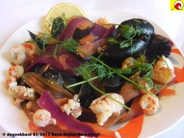 Rezept: Blåmuslinger (Miesmuscheln) fra Limfjorden på rodfrugt fond med grøntsager og krebsehaler Blåmuslinger (Miesmuscheln) fra Limfjorden på rodfrugt fond med grøntsager og krebsehaler - Rezept