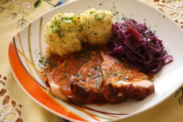 Rosmarin-Schweinebraten mit Apfel-Rotkohl und Dattel-Kartoffelknödel ...