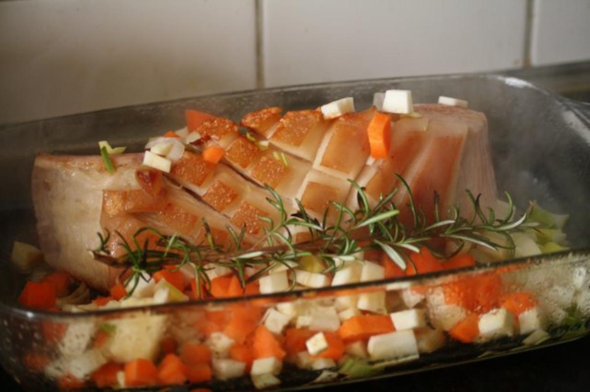 Rosmarin-Schweinebraten mit Apfel-Rotkohl und Dattel-Kartoffelknödel - Rezept