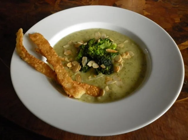 Broccoli-Kartoffelsuppe mit Mandelblättchen und Knusperstangen - Rezept