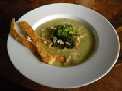 Broccoli-Kartoffelsuppe mit Mandelblättchen und Knusperstangen - Rezept