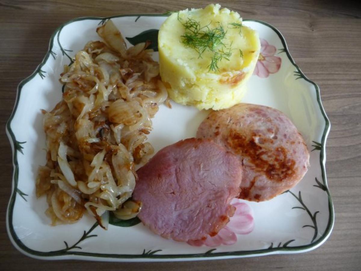 Bilder für Unter 30 Minuten : Kartoffelbrei mit gebratener Wurst an Zwiebelgemüse - Rezept