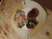 Bulgursalat mit würzigen Fleischpflanzerl, Bouletten oder Frikadellen - Rezept