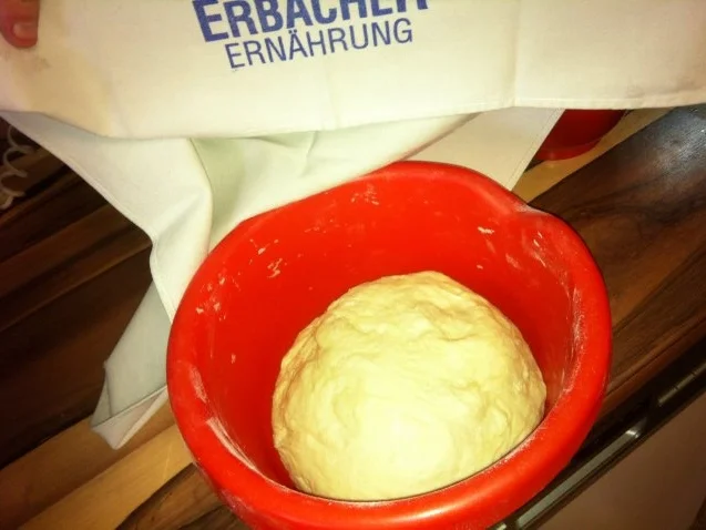 Pizza aus Hefeteig mit Dinkelmehl - Rezept - Bild Nr. 3