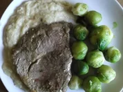 Rostbraten mit Kohlsprossen und Fenchel-Zwiebel-Sauce - Rezept