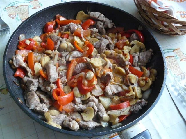 Schweinegeschnetzeltes mit Gemüse - Rezept