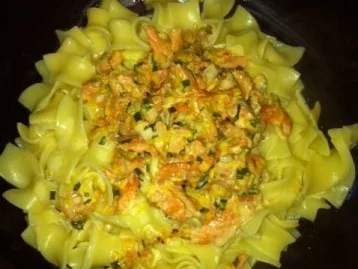 Bandnudeln mit Räucherlachs-Blutorangen Soße - Rezept