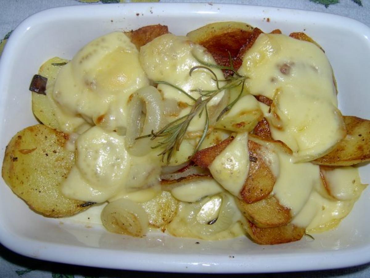 Überbackene Ofengrillkartoffeln mit Zwiebeln und Käse - Rezept