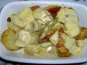 Überbackene Ofengrillkartoffeln mit Zwiebeln und Käse - Rezept