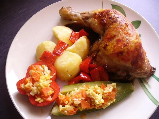 gemüsige  Hähnchenschenkel - Rezept