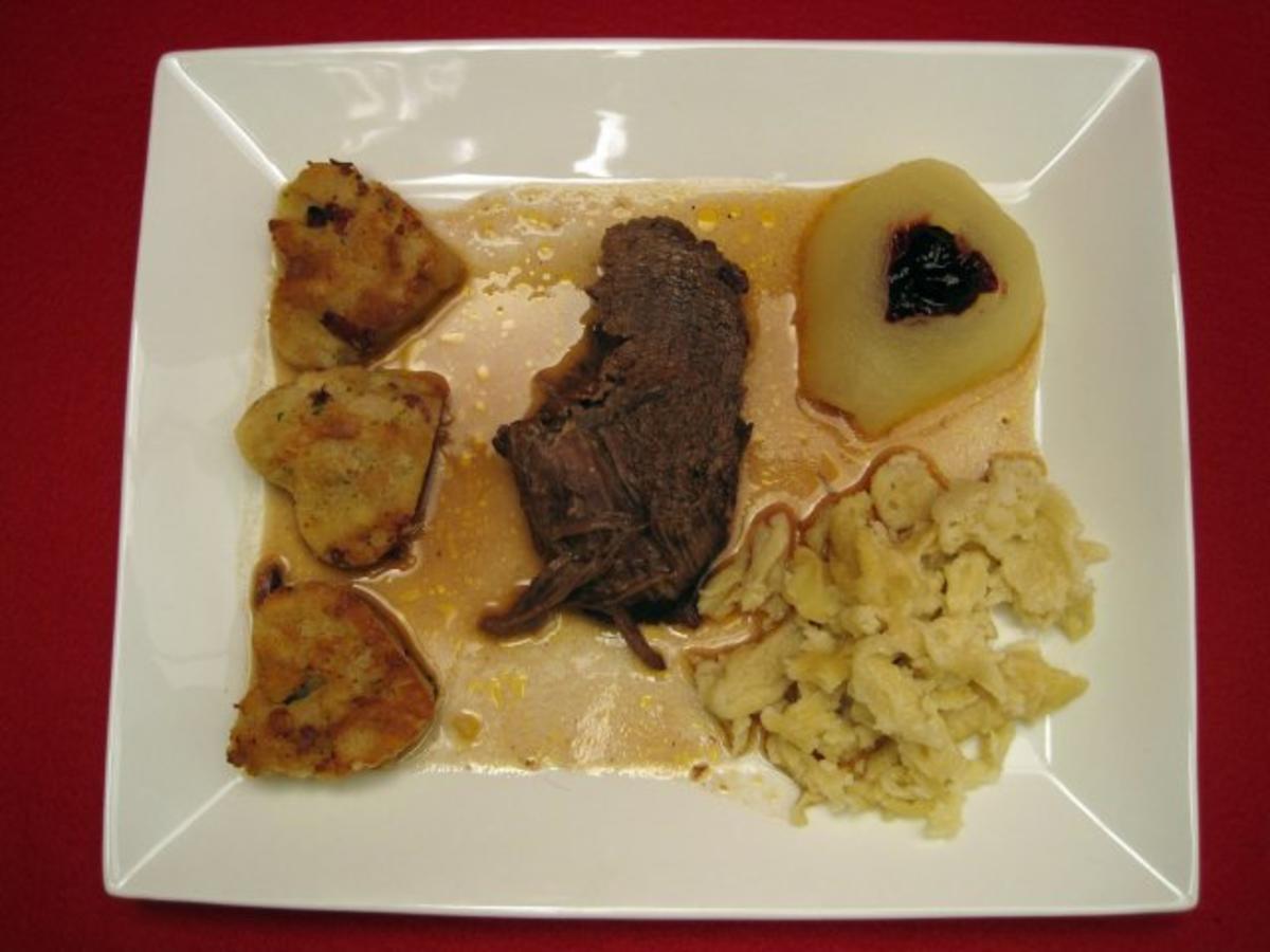 Badischer Sauerbraten mit Semmelknödel und Spätzle, dazu herzliche Birne - Rezept