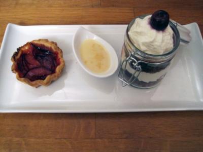Rezept: Schwarzwälder Kirschtorte im Glas, dazu Pflaumen-Tartlets mit karamellisierter Ingwersahne Schwarzwälder Kirschtorte im Glas, dazu Pflaumen-Tartlets mit karamellisierter Ingwersahne - Rezept