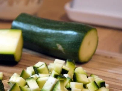 Hähnchenbrust unter Reblochon-Haube in Paprika-Zucchini-Sud - Rezept - Bild Nr. 3