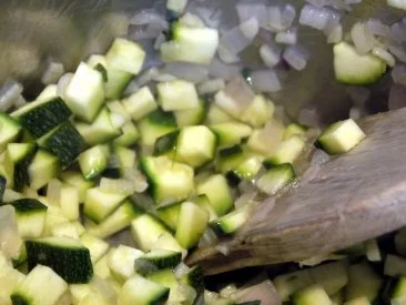 Hähnchenbrust unter Reblochon-Haube in Paprika-Zucchini-Sud - Rezept - Bild Nr. 6