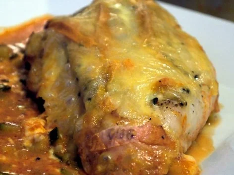 Hähnchenbrust unter Reblochon-Haube in Paprika-Zucchini-Sud - Rezept