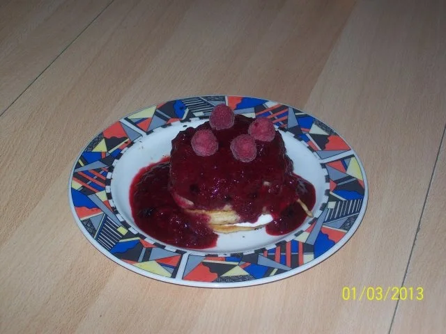 Rezept: Buttermilch-Pancakes mit Quarkcreme & Beerensoße Buttermilch-Pancakes mit Quarkcreme & Beerensoße - Rezept