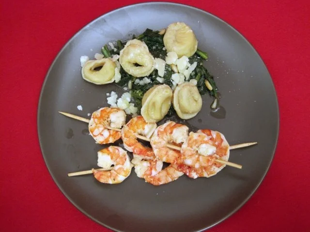 Dattel-Ricotta-Tortellini auf Blattspinat mit Garnelenspießen - Rezept