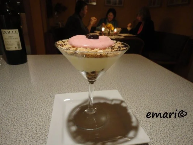 Vanille Creme mit Erdbeer Sahne und Knusper Brösel - Rezept - Bild Nr. 2