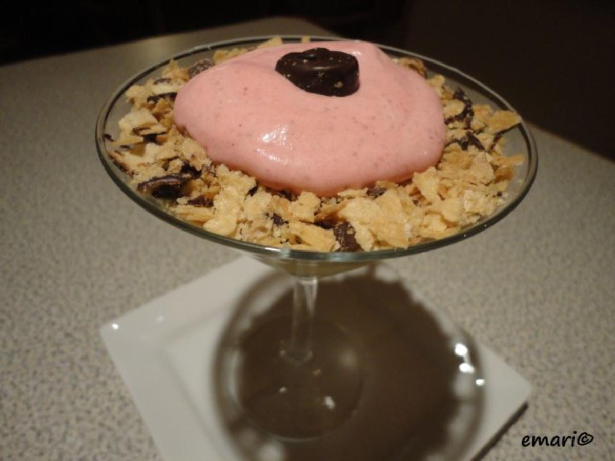 Vanille Creme mit Erdbeer Sahne und Knusper Brösel - einfach - von emari