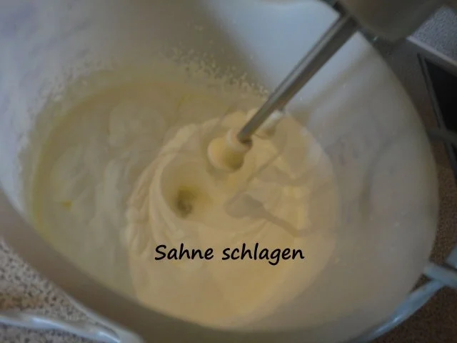 Vanille Creme mit Erdbeer Sahne und Knusper Brösel - Rezept - Bild Nr. 3