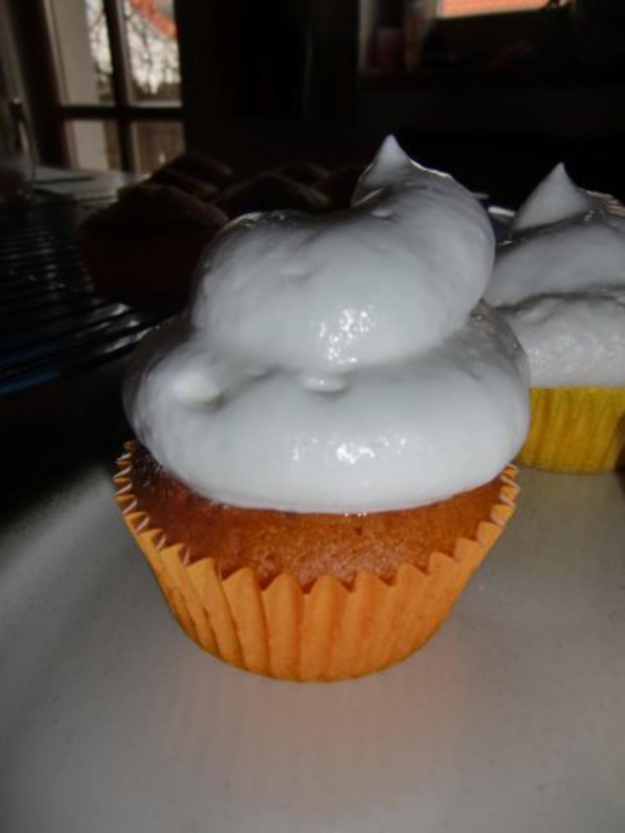 Bilder für Zitronen-Cupcake mit Marshmallow-Frosting - Rezept