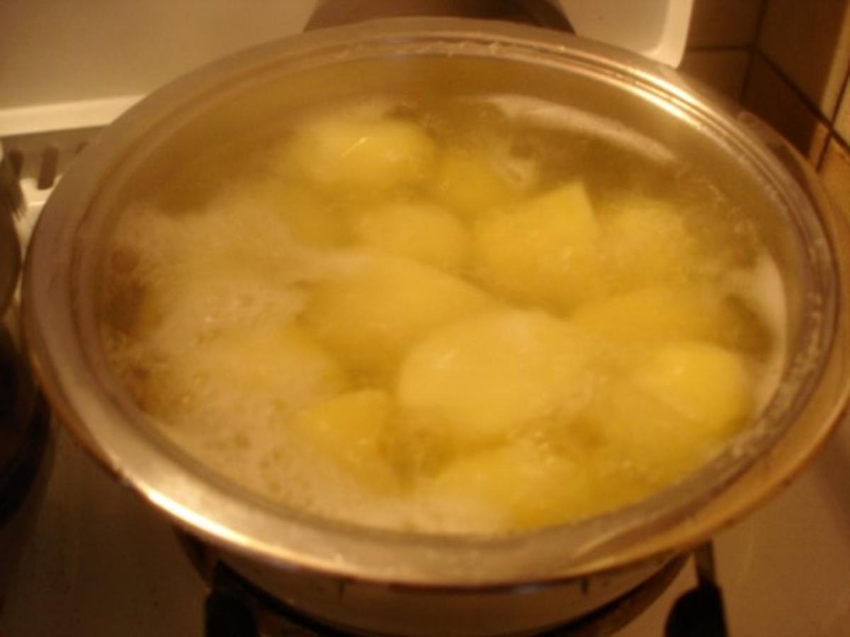 Gekochte Eier mit Grüner Sauce und Kartoffeln - Rezept - Bild Nr. 2