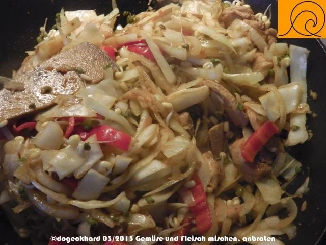 Teriyaki Hühnerfleisch mit Kraut aus dem Wok - Rezept - Bild Nr. 9