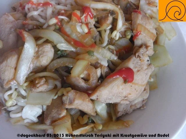 Teriyaki Hühnerfleisch mit Kraut aus dem Wok - Rezept