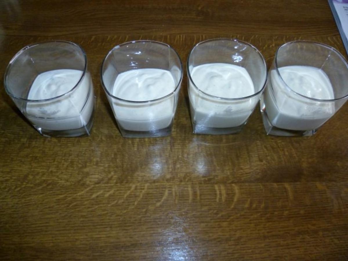 Weiße Schokoladencreme mit Himbeerpüree und Knusperstreuseln - Rezept - Bild Nr. 3