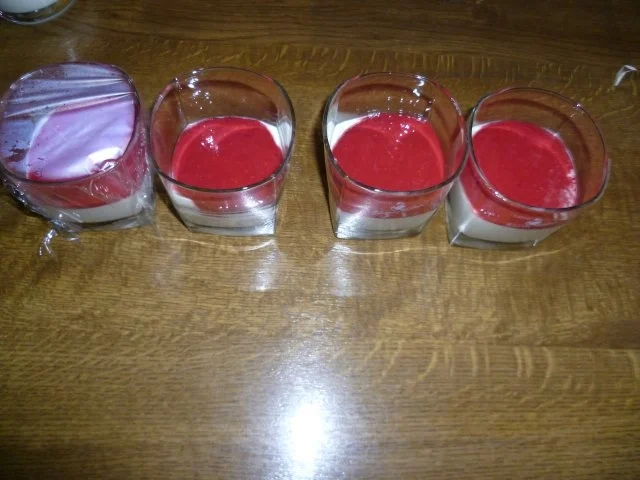 Weiße Schokoladencreme mit Himbeerpüree und Knusperstreuseln - Rezept - Bild Nr. 5