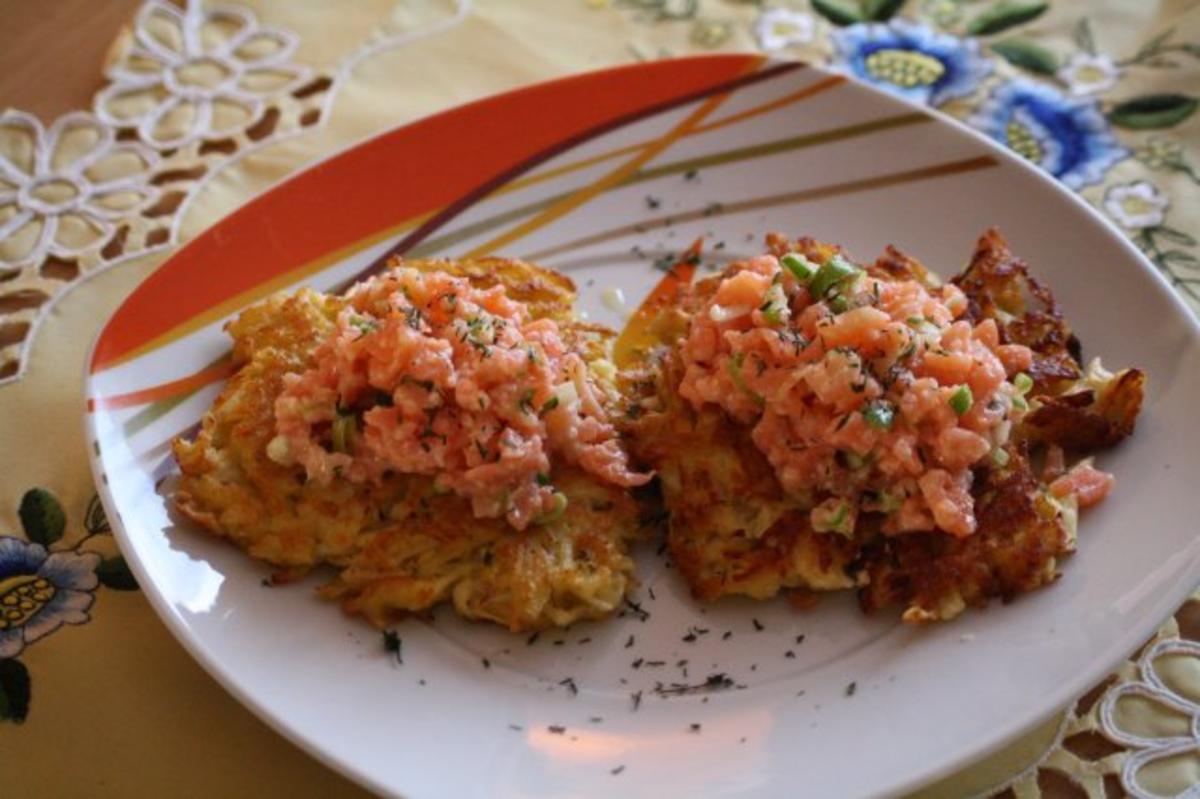 Lachstatar auf Apfel-Sellerie-Rösti - Rezept - kochbar.de