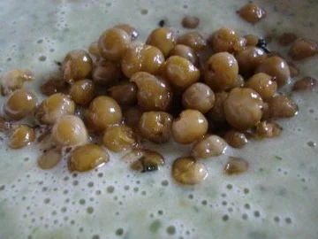 Rezept: Kopfsalatsüppchen mit Minz-Erbsen Garnitur Kopfsalatsüppchen mit Minz-Erbsen Garnitur - Rezept