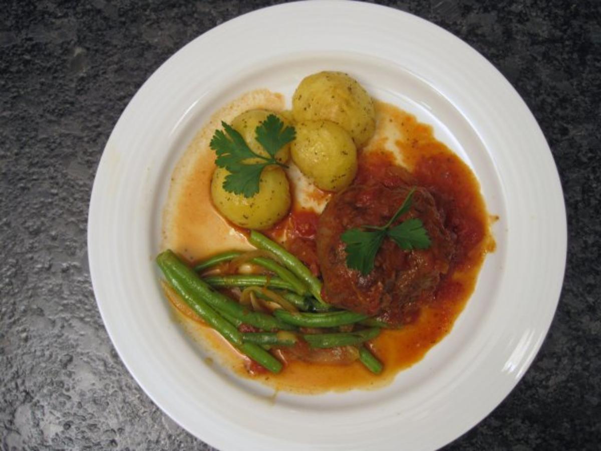 Bilder für Lammbraten mit Tomaten und Zwiebeln, dazu Kartoffeln und Bohnen - Rezept