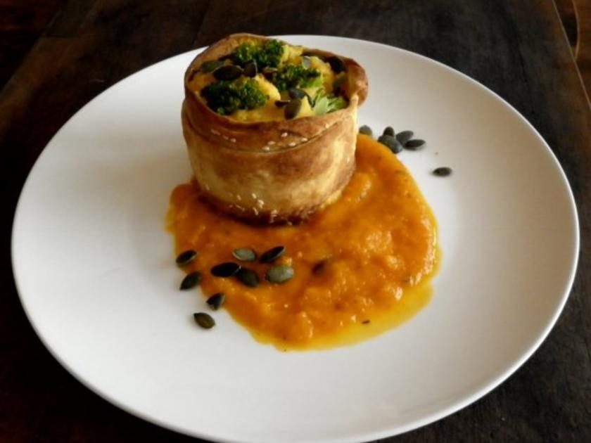 Knusper-Türmchen mit Kürbispüree und Broccoli auf Kürbissoße - Rezept ...