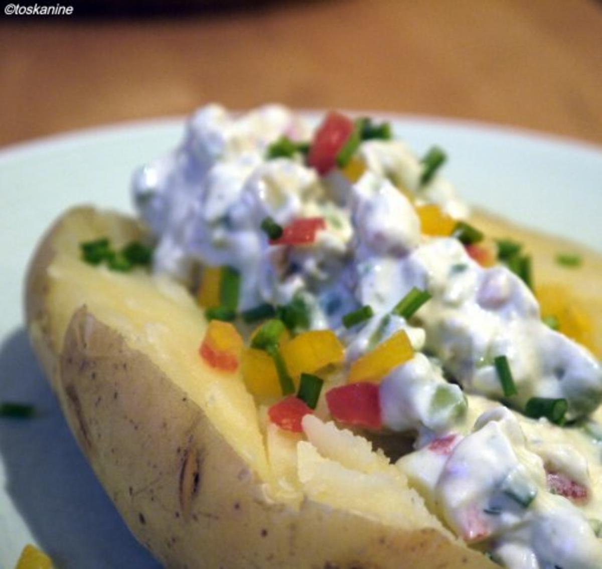 Ofenkartoffeln mit Avocado-Paprika-Dip - Rezept - kochbar.de