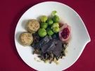 Rehkeule mit Semmelknödeln und Rosenkohl - Rezept