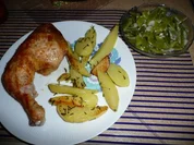 Grill-Hähnchenschlegel an Rosmarinkartoffeln & Bohnensalat - Rezept