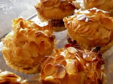 Rezept: Bienenstich - Muffins mit Kirschen Bienenstich - Muffins mit Kirschen - Rezept