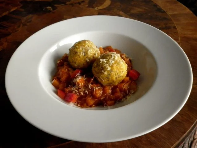 Kartoffel-Kürbis-Klößchen mit warmem Tomaten-Kürbis-Chutney - Rezept